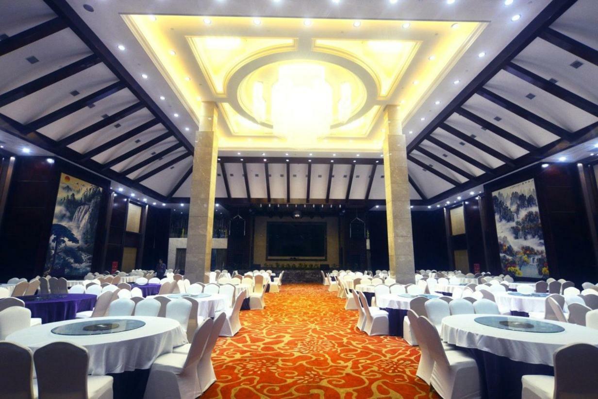 Mercure Hongqiao Airport Qixin Hotel 4*